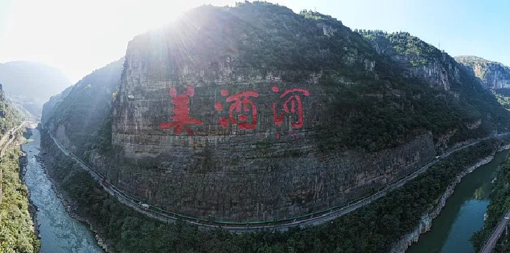 酱酒定制怕踩坑？茅台镇源头厂家教你避开年份造假雷区