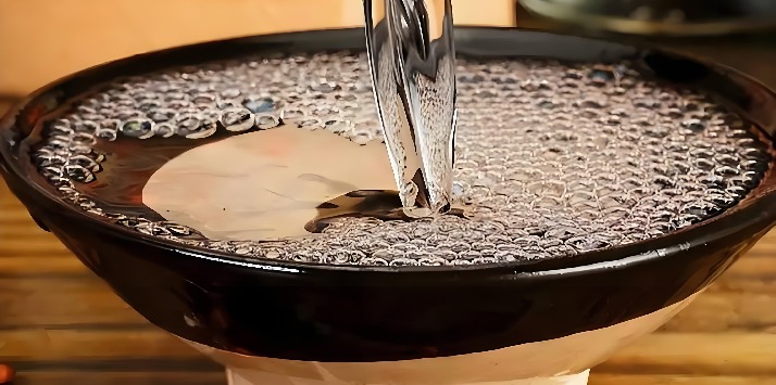 市面高价的企业定制酒，源头厂半价？茅台镇老厂实测