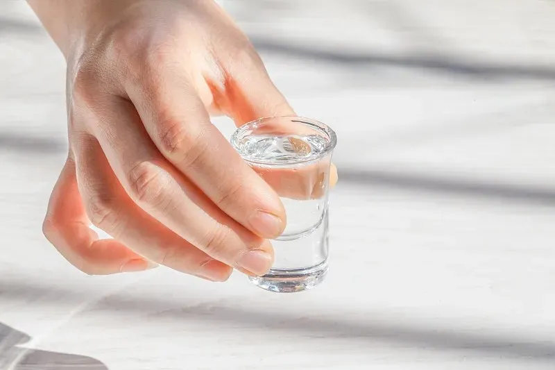 企业定制招待酒，到底选纯粮酱酒还是普通酱酒？成本差多少、怎么判断